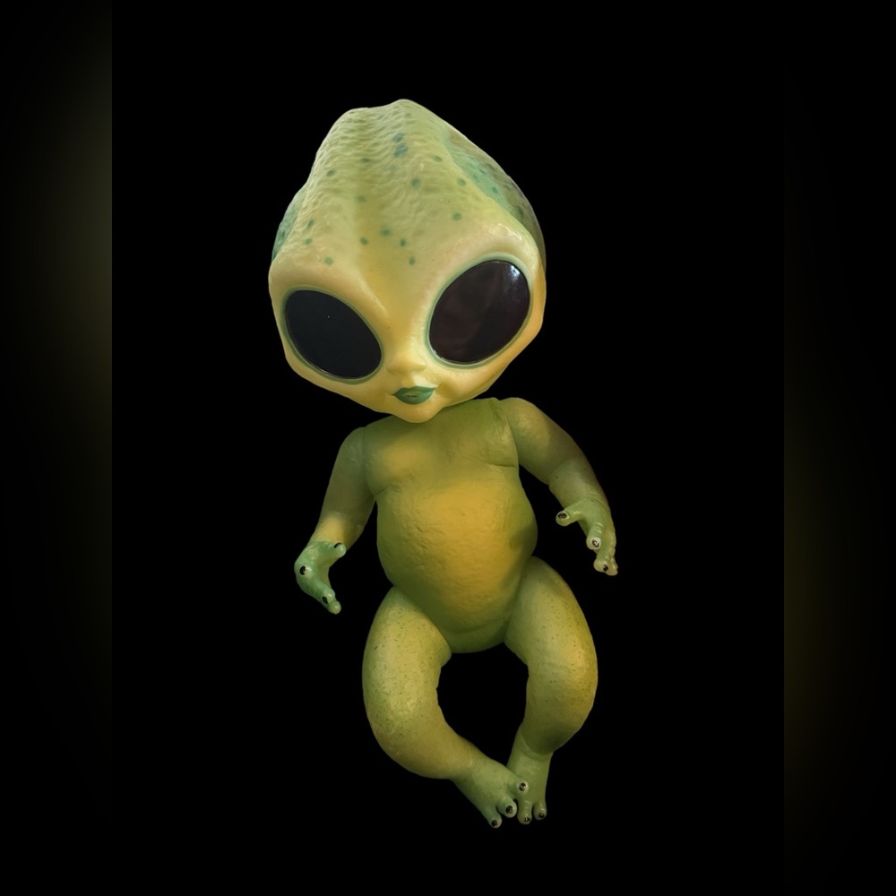 Ashton Drake, Lumina, Alien 16” glow in the dark pose able collectable Doll